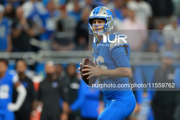 DETROIT,MICHIGAN-SEPTEMBER 8:  Quarterback Jared Goff (16) of the Detroit Lions looks to pass during a game between the Detroit Lions and th...