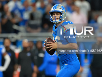 DETROIT,MICHIGAN-SEPTEMBER 8:  Quarterback Jared Goff (16) of the Detroit Lions looks to pass during a game between the Detroit Lions and th...