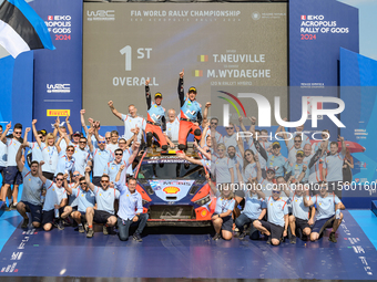 Family photo, driver Thierry Neuville and co-driver Martijn Wydaeghe of the team Hyundai Shell Mobis World Rally Team, Hyundai i20 N Rally1...