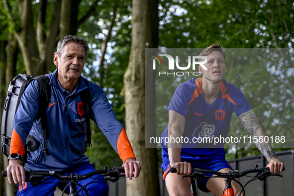 Rene Wormhoudt (physical trainer) and Netherlands player Wout Weghorst during the training and press conference for the Netherlands Nations...