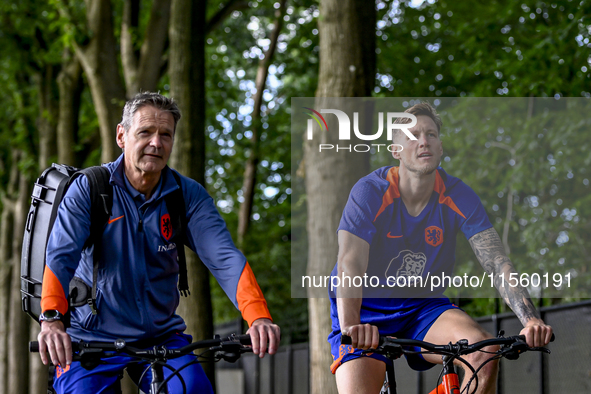 Rene Wormhoudt (physical trainer) and Netherlands player Wout Weghorst during the training and press conference for the Netherlands Nations...