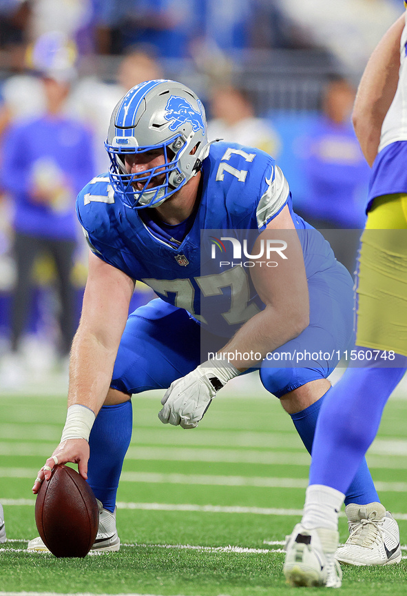 DETROIT,MICHIGAN-SEPTEMBER 8:  center Frank Ragnow (77) of the Detroit Lions prepares to snap the ball during a game between the Detroit Lio...