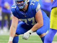 DETROIT,MICHIGAN-SEPTEMBER 8:  center Frank Ragnow (77) of the Detroit Lions prepares to snap the ball during a game between the Detroit Lio...