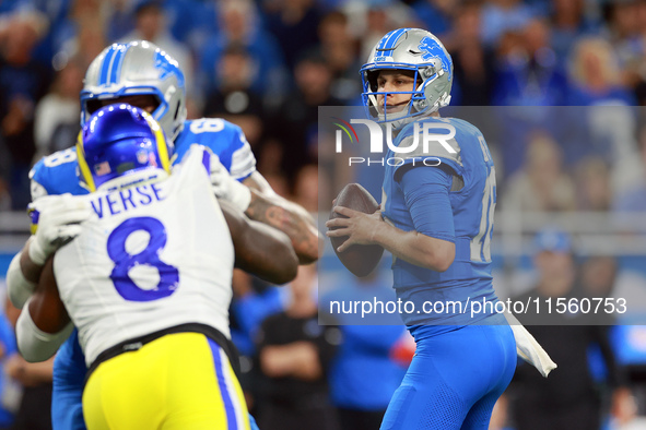 DETROIT,MICHIGAN-SEPTEMBER 8:  Quarterback Jared Goff (16) of the Detroit Lions looks to pass the ball during a game between the Detroit Lio...