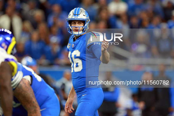 DETROIT,MICHIGAN-SEPTEMBER 8:  Quarterback Jared Goff (16) of the Detroit Lions calls a play during a game between the Detroit Lions and the...