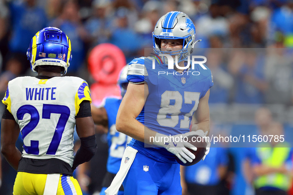 DETROIT,MICHIGAN-SEPTEMBER 8:  Tight end Sam LaPorta (87) of the Detroit Lions holds the ball after a play during a game between the Detroit...