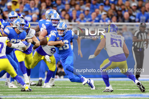 DETROIT,MICHIGAN-SEPTEMBER 8:  Quarterback Jared Goff (16) of the Detroit Lions carries the ball during a game between the Detroit Lions and...