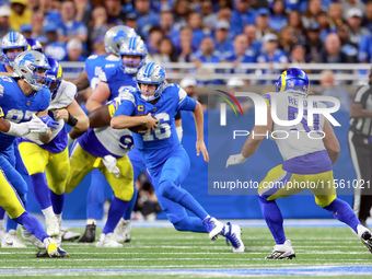 DETROIT,MICHIGAN-SEPTEMBER 8:  Quarterback Jared Goff (16) of the Detroit Lions carries the ball during a game between the Detroit Lions and...