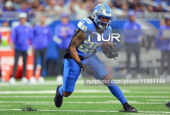 DETROIT,MICHIGAN-SEPTEMBER 8: Running back Jahmyr Gibbs (26) of the Detroit Lions runs the ball during a game between the Detroit Lions and...