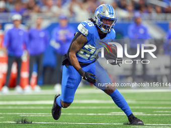 DETROIT,MICHIGAN-SEPTEMBER 8: Running back Jahmyr Gibbs (26) of the Detroit Lions runs the ball during a game between the Detroit Lions and...