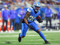 DETROIT,MICHIGAN-SEPTEMBER 8: Running back Jahmyr Gibbs (26) of the Detroit Lions runs the ball during a game between the Detroit Lions and...