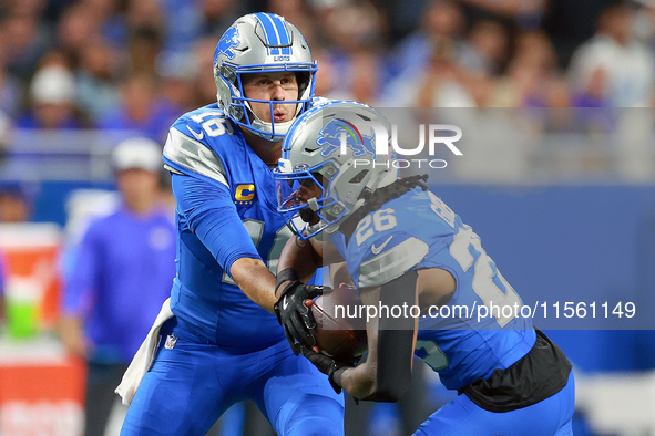 DETROIT,MICHIGAN-SEPTEMBER 8: Quarterback Jared Goff (16) of the Detroit Lions hands the ball to running back Jahmyr Gibbs (26) of the Detro...