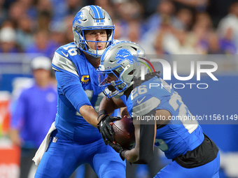 DETROIT,MICHIGAN-SEPTEMBER 8: Quarterback Jared Goff (16) of the Detroit Lions hands the ball to running back Jahmyr Gibbs (26) of the Detro...