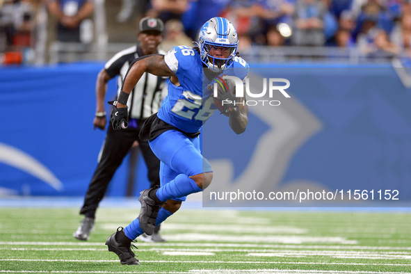 DETROIT,MICHIGAN-SEPTEMBER 8: Running back Jahmyr Gibbs (26) of the Detroit Lions carries the ball  during a game between the Detroit Lions...