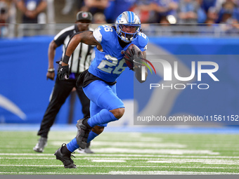 DETROIT,MICHIGAN-SEPTEMBER 8: Running back Jahmyr Gibbs (26) of the Detroit Lions carries the ball  during a game between the Detroit Lions...