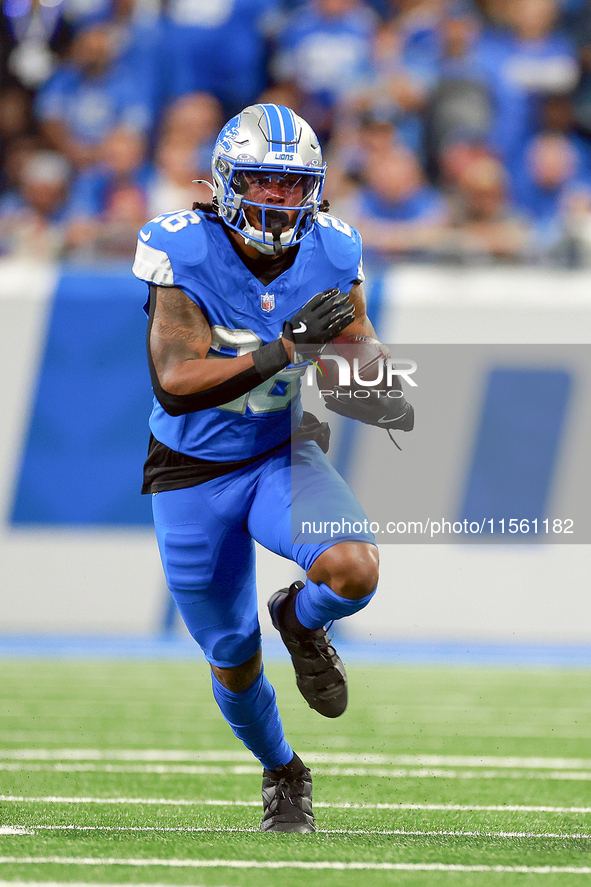 DETROIT,MICHIGAN-SEPTEMBER 8: Running back Jahmyr Gibbs (26) of the Detroit Lions carries the ball  during a game between the Detroit Lions...