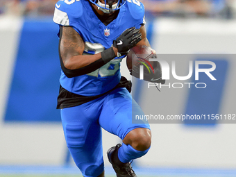 DETROIT,MICHIGAN-SEPTEMBER 8: Running back Jahmyr Gibbs (26) of the Detroit Lions carries the ball  during a game between the Detroit Lions...