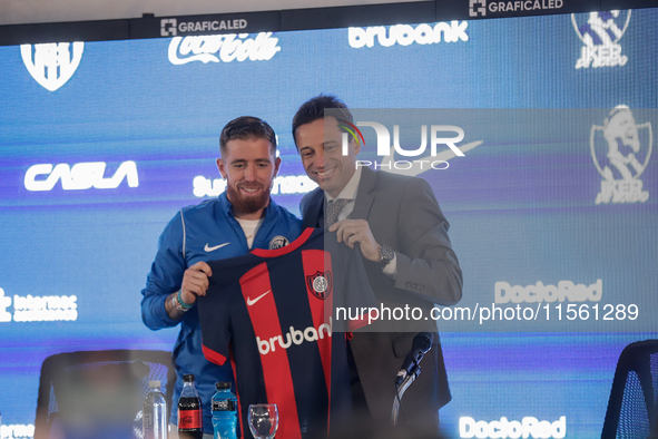 Iker Muniain, the new signing, poses with Marcelo Moretti, President of San Lorenzo de Almagro, during his presentation at Estadio Pedro Bid...