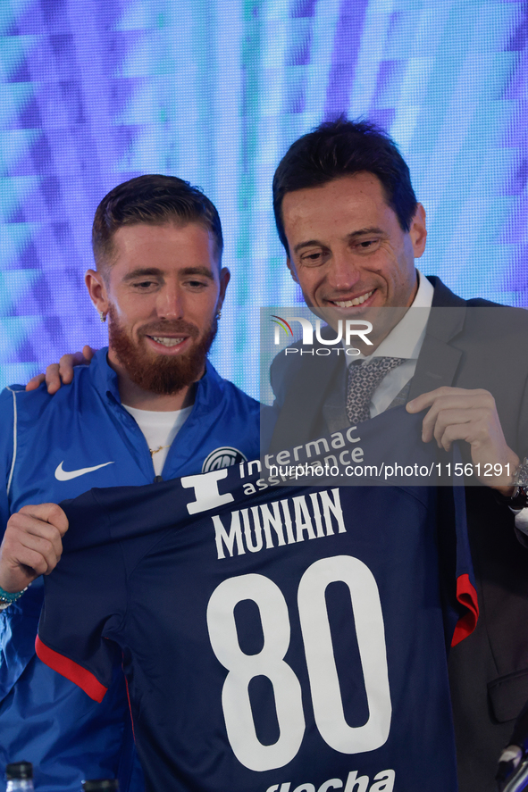 Iker Muniain, the new signing, poses with Marcelo Moretti, President of San Lorenzo de Almagro, during his presentation at Estadio Pedro Bid...