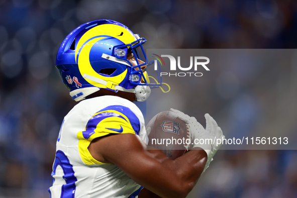 DETROIT,MICHIGAN-SEPTEMBER 8:  Running back Ronnie Rivers (20) of the Los Angeles Rams catches the ball during warmups ahead of a game betwe...