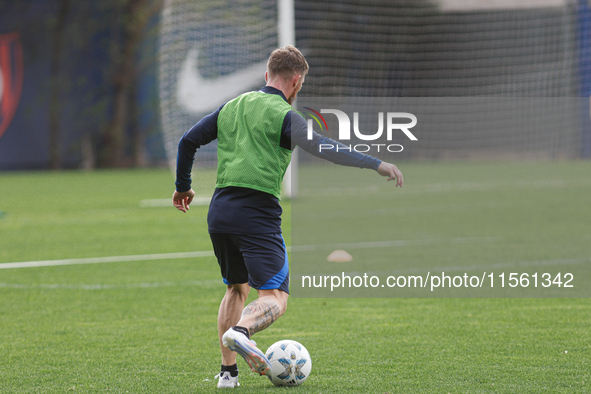 Iker Muniain trains during his presentation day as a new player of San Lorenzo de Almagro at Estadio Pedro Bidegain in Buenos Aires, Argenti...