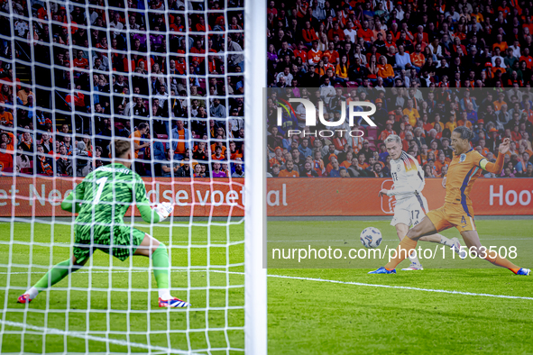 Germany midfielder Florian Wirtz and Netherlands defender Virgil van Dijk during the match between the Netherlands and Germany at the Johan...