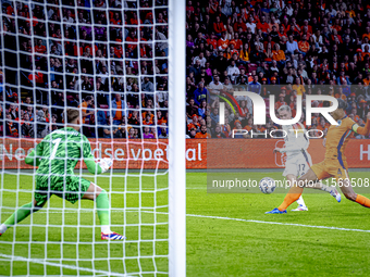 Germany midfielder Florian Wirtz and Netherlands defender Virgil van Dijk during the match between the Netherlands and Germany at the Johan...