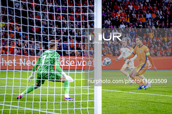 Germany midfielder Florian Wirtz and Netherlands defender Virgil van Dijk during the match between the Netherlands and Germany at the Johan...