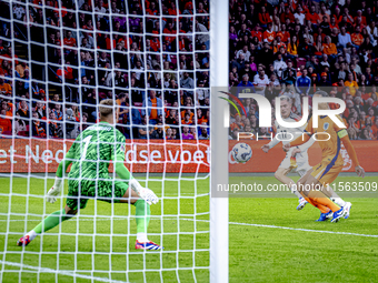 Germany midfielder Florian Wirtz and Netherlands defender Virgil van Dijk during the match between the Netherlands and Germany at the Johan...