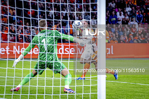 Germany midfielder Florian Wirtz and Netherlands defender Virgil van Dijk during the match between the Netherlands and Germany at the Johan...