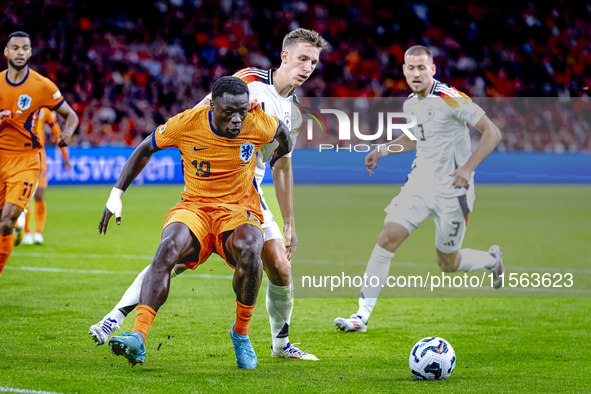 Netherlands forward Brian Brobbey and Germany defender Nico Schlotterbeck during the match between the Netherlands and Germany at the Johan...