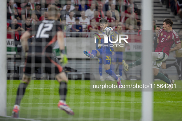 Esmir Bajraktarevic of Bosnia and Herzegovina competes for the ball with Willi Orban of Hungary during the UEFA Nations League Group A3 matc...