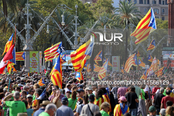 The National Day of Catalonia demonstration records the participation of 70,000 people, the lowest number since the beginning of the Catalan...