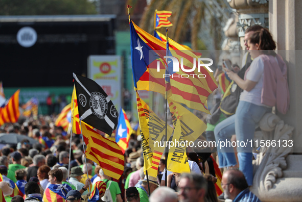 The National Day of Catalonia demonstration records the participation of 70,000 people, the lowest number since the beginning of the Catalan...