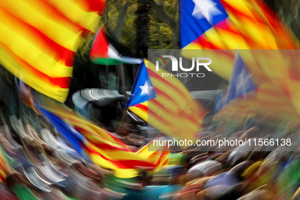 The National Day of Catalonia demonstration records the participation of 70,000 people, the lowest number since the beginning of the Catalan...