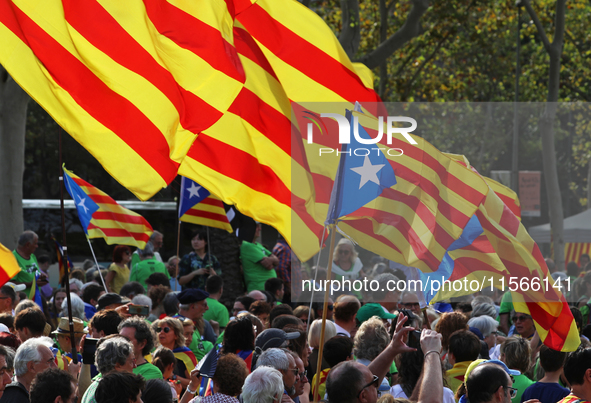 The National Day of Catalonia demonstration records the participation of 70,000 people, the lowest number since the beginning of the Catalan...