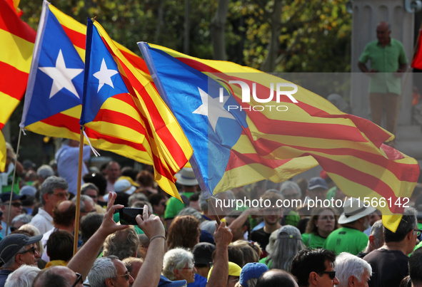 The National Day of Catalonia demonstration records the participation of 70,000 people, the lowest number since the beginning of the Catalan...