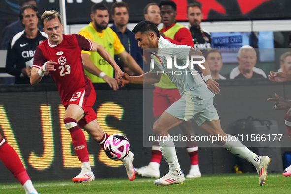 Orbelin Pineda #17 of Mexico drives the ball forward during the international friendly match between Mexico and Canada at AT&T Stadium in Me...