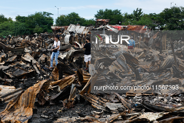 People look for salvageable items among the rubble of damaged houses following a huge fire that engulfs at least 800 houses in Bacoor, Cavit...