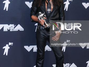 Lenny Kravitz, winner of the Best Rock award for 'Human' poses in the press room at the 2024 MTV Video Music Awards held at UBS Arena on Sep...