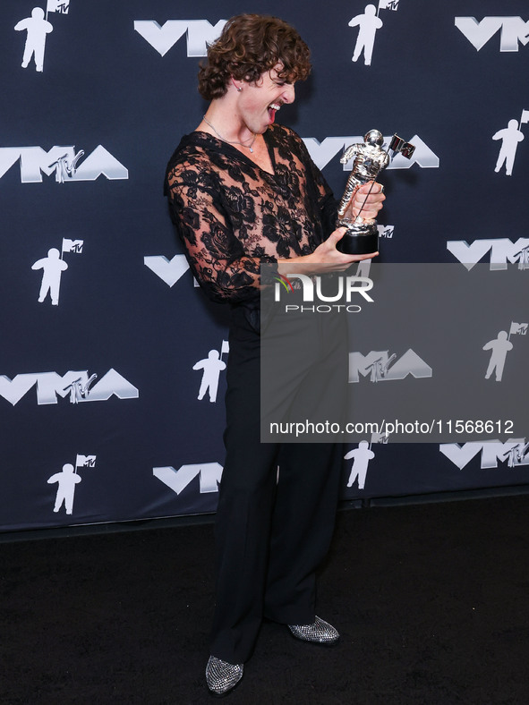 Benson Boone, winner of the Best Alternative Video award for 'Beautiful Things' poses in the press room at the 2024 MTV Video Music Awards h...