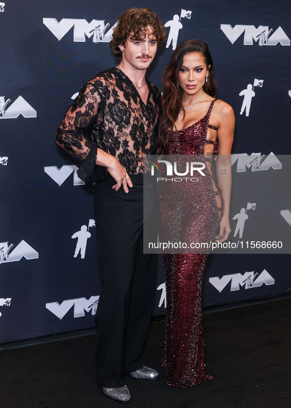 Benson Boone and Anitta pose in the press room at the 2024 MTV Video Music Awards held at UBS Arena on September 11, 2024 in Elmont, New Yor...