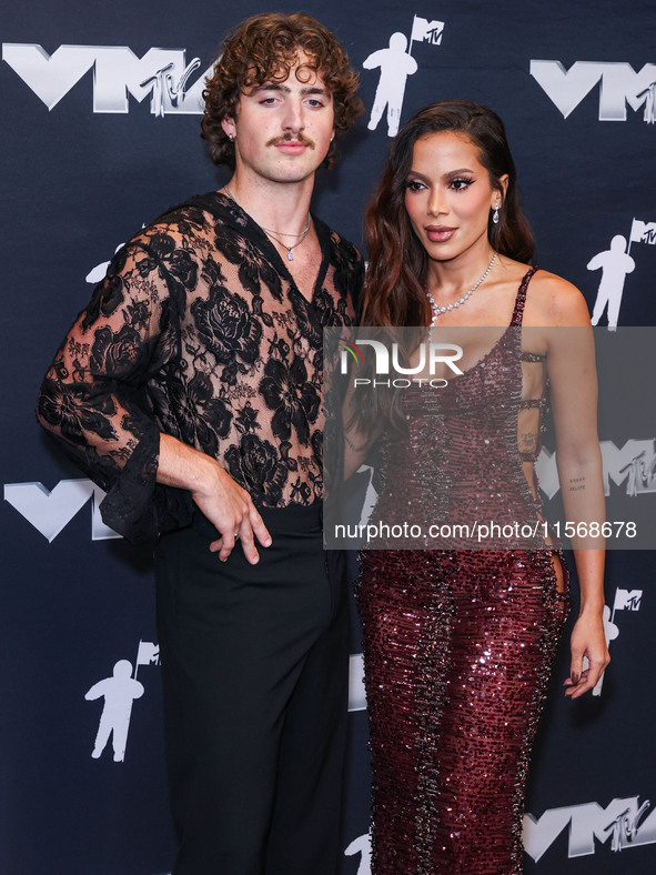 Benson Boone and Anitta pose in the press room at the 2024 MTV Video Music Awards held at UBS Arena on September 11, 2024 in Elmont, New Yor...