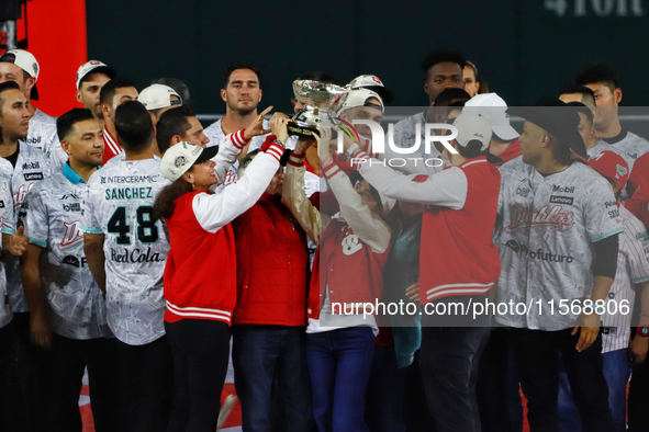 Team Diablos Rojos del Mexico celebrates the 17th championship of the Mexican Baseball League (LMB) during the victory parade at the Alfredo...