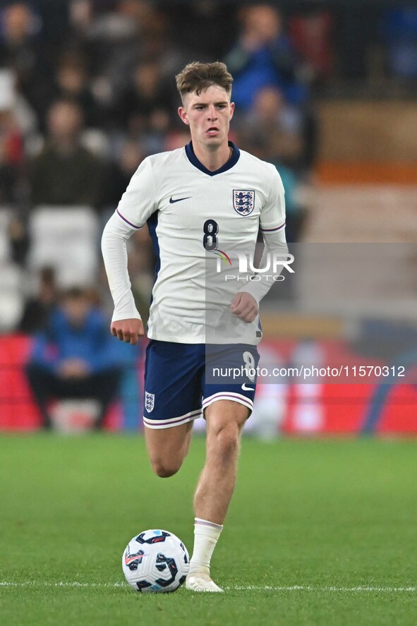 Alex Scott (8 England) goes forward during the International Friendly match between England Under 21s and Austria Under 21s at Kenilworth Ro...