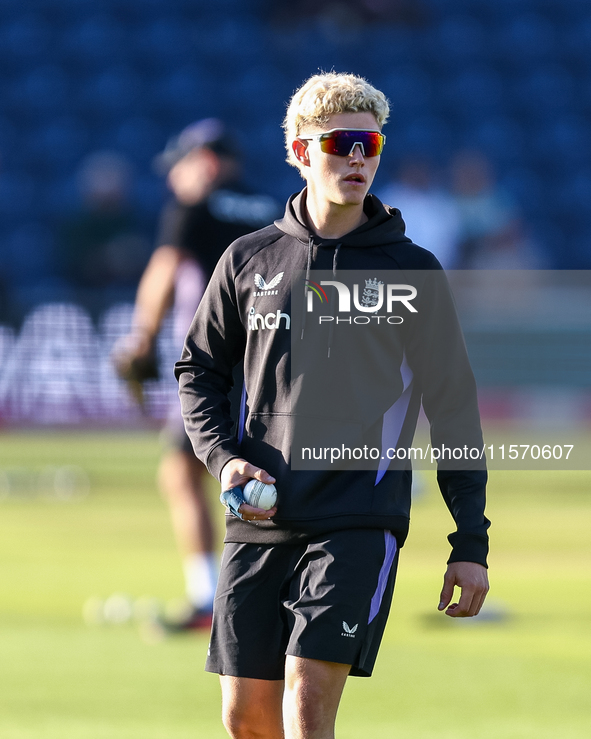 Jacob Bethell of England warms up during the Second Vitality T20 International match between England and Australia at Sofia Gardens in Cardi...