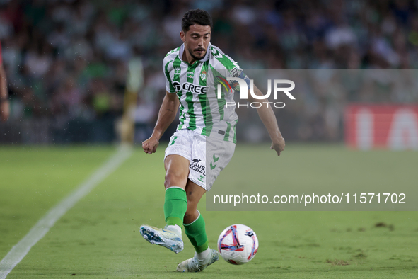 Pablo Fornals of Real Betis passes the ball during the La Liga EA Sports match between Real Betis and CD Leganes at Benito Villamarin in Sev...