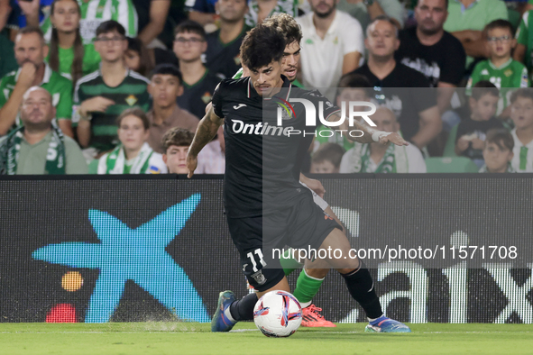 Juan Cruz of CD Leganes controls the ball during the La Liga EA Sports match between Real Betis and CD Leganes at Benito Villamarin in Sevil...