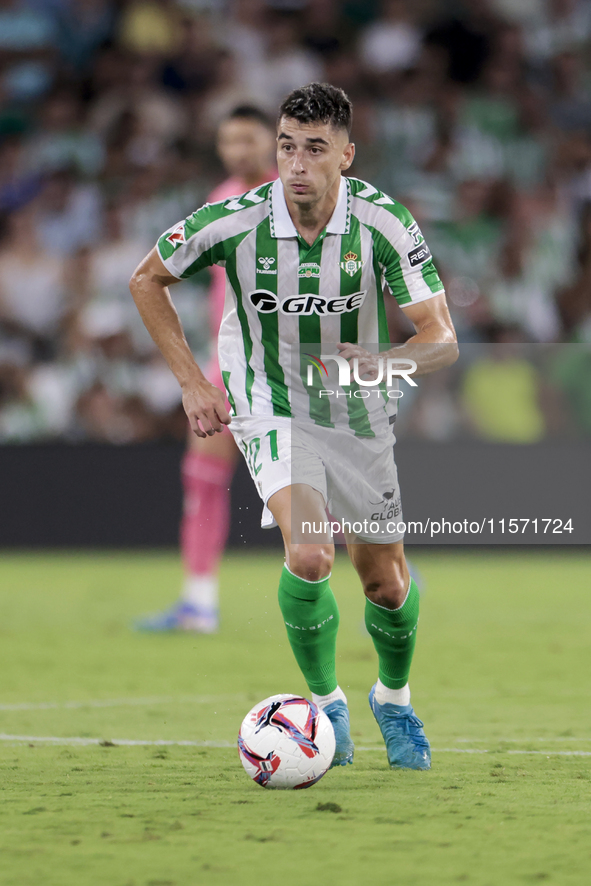 Marc Roca of Real Betis runs with the ball during the La Liga EA Sports match between Real Betis and CD Leganes at Benito Villamarin in Sevi...