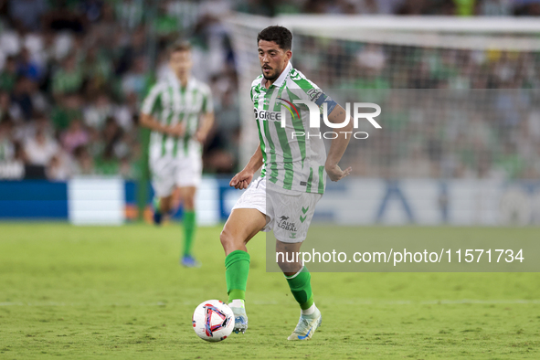 Pablo Fornals of Real Betis passes the ball during the La Liga EA Sports match between Real Betis and CD Leganes at Benito Villamarin in Sev...